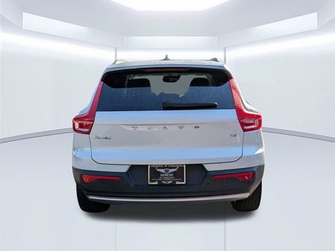 Used 2021 Volvo XC40 T4 Momentum w/ Premium Package FWD image 6