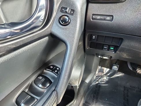 Used 2017 Nissan Rogue S FWD image 31
