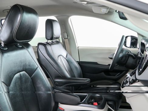 Used 2024 Chrysler Pacifica Touring-L FWD image 27