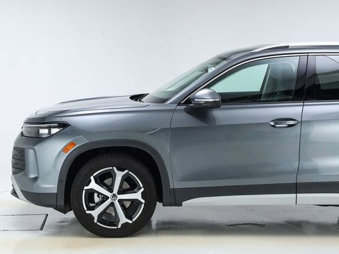 New 2025 Volkswagen Tiguan SE image 3