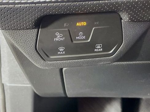 Used 2024 Volkswagen Atlas SE FWD image 11