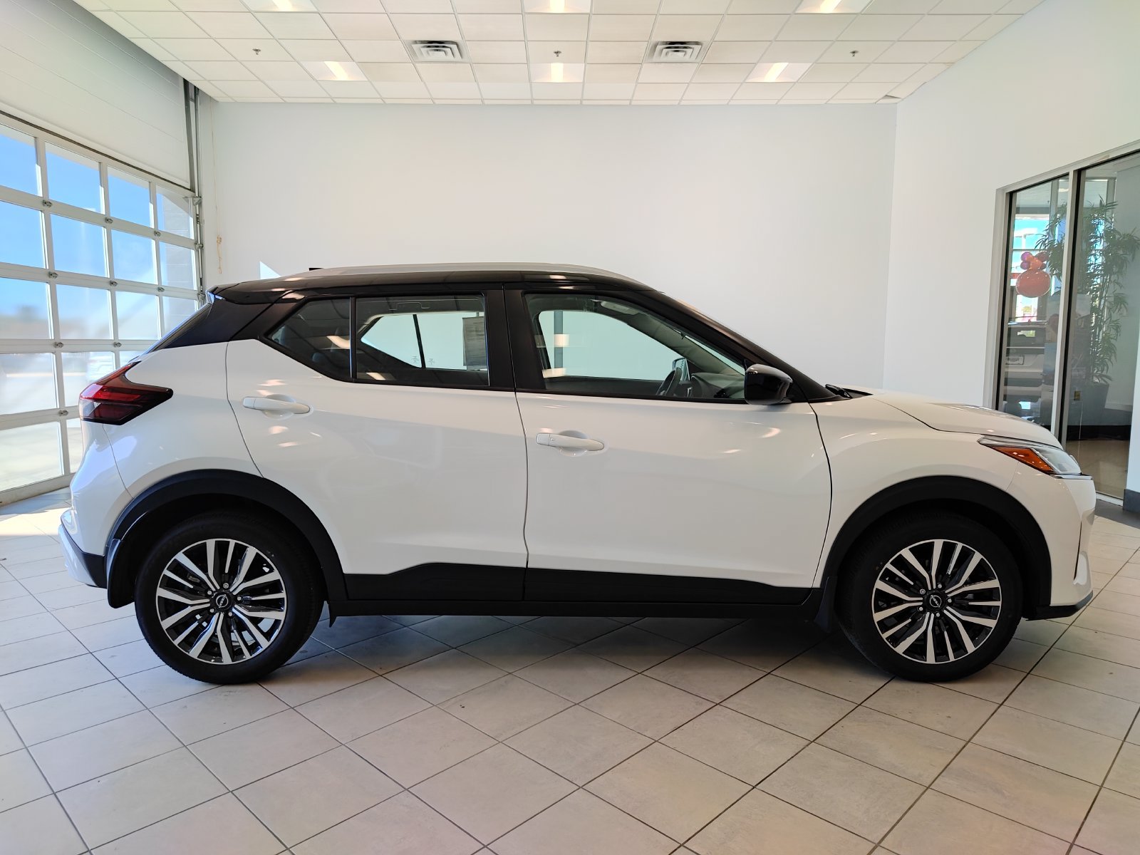 Used 2022 Nissan Kicks SV FWD image 2