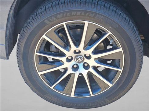 Used 2017 Toyota Highlander SE FWD image 11