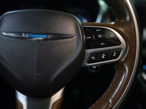 Used 2021 Chrysler Pacifica Limited w/ Uconnect Theater Family Group FWD image 26