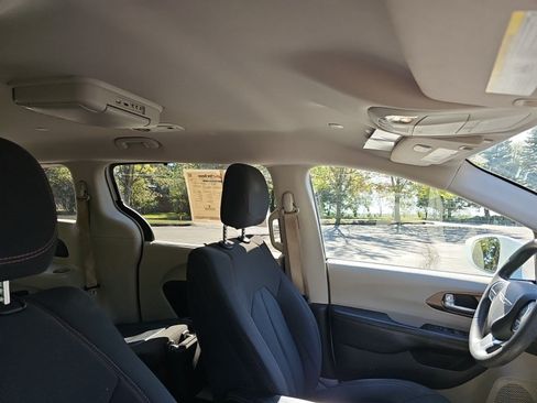 Used 2018 Chrysler Pacifica Touring Plus w/ Tire & Wheel Group FWD image 12
