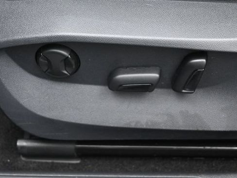 Used 2023 Volkswagen Taos SE w/ Panoramic Sunroof Package FWD image 10