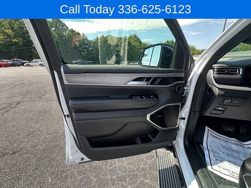 Used 2025 Jeep Wagoneer L Series III w/ Premium Group I AWD/4WD image 15