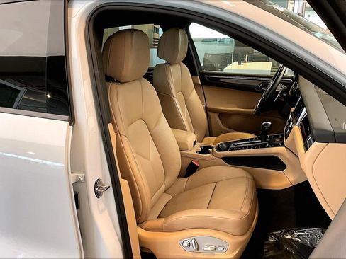 Used 2025 Porsche Macan image 16