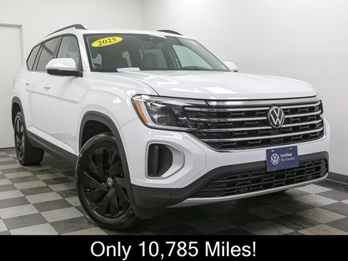 Used 2025 Volkswagen Atlas SE w/ Black Wheel Package image 3