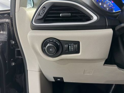 Used 2024 Chrysler Pacifica Touring-L FWD image 26