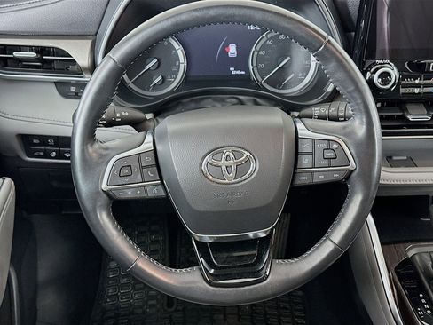 Used 2021 Toyota Highlander Limited image 18