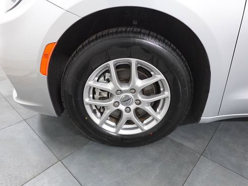 Used 2024 Chrysler Pacifica Touring-L image 27