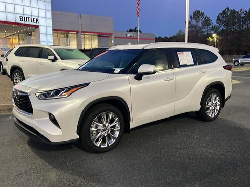 Used 2024 Toyota Highlander Limited image 2