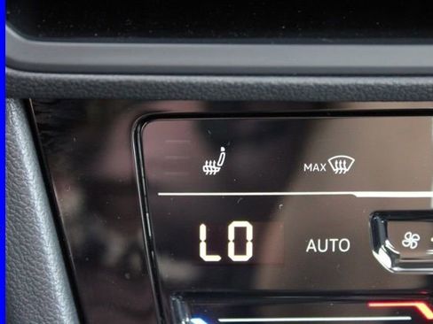 Used 2025 Volkswagen Jetta SE image 38