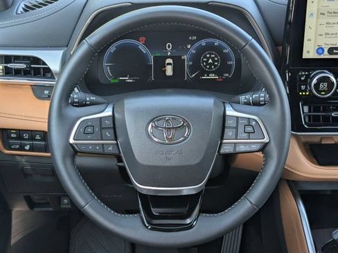 Used 2026 Toyota Highlander Platinum AWD/4WD image 21