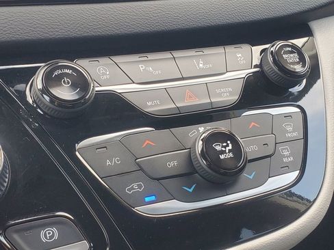 Used 2024 Chrysler Pacifica Touring-L image 28