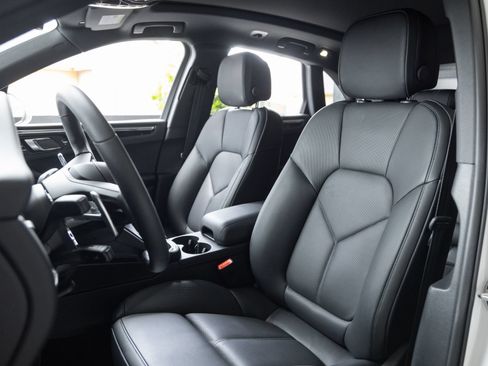 Certified 2026 Porsche Macan AWD/4WD image 5