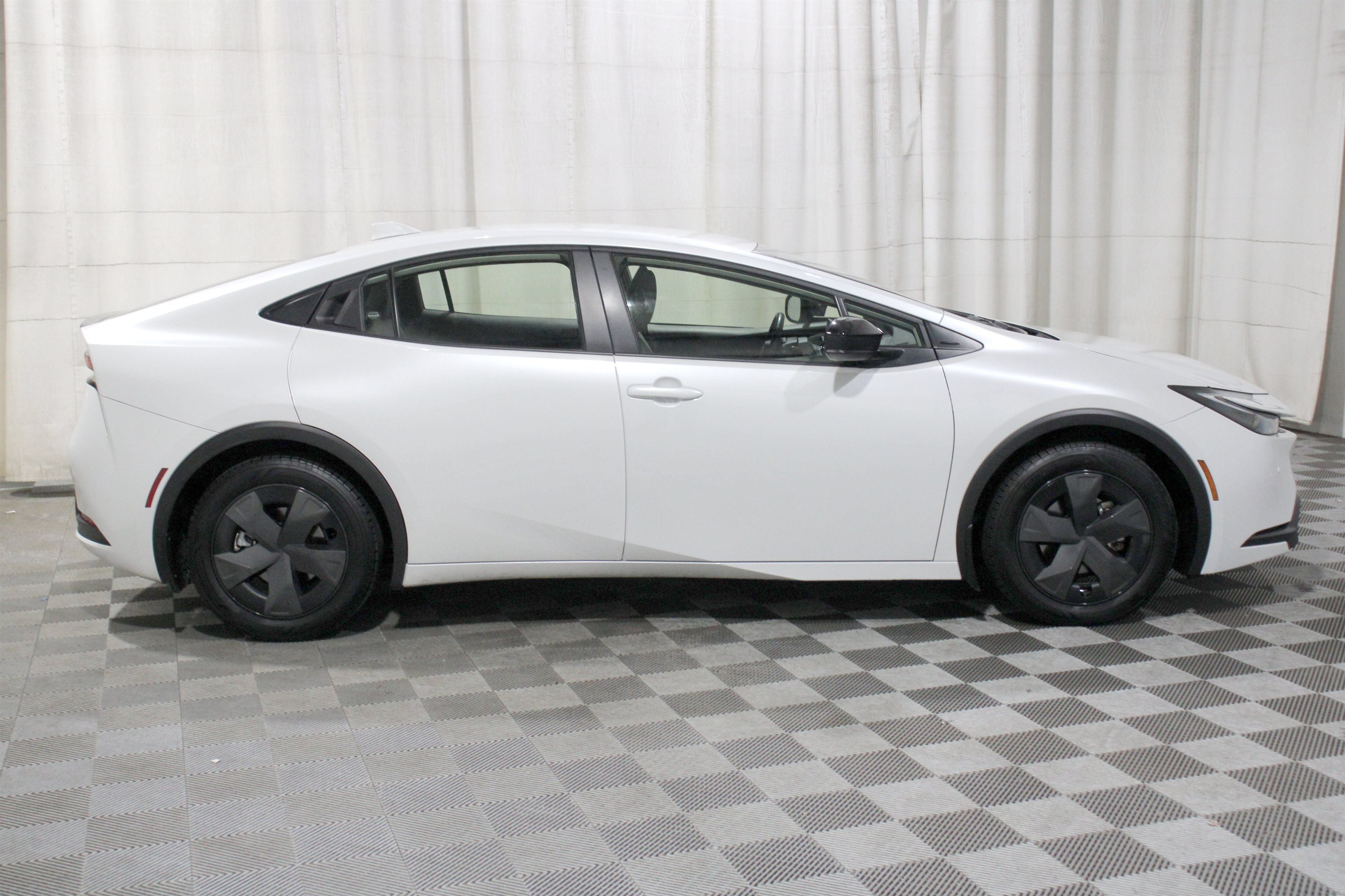 Used 2024 Toyota Prius LE FWD image 32