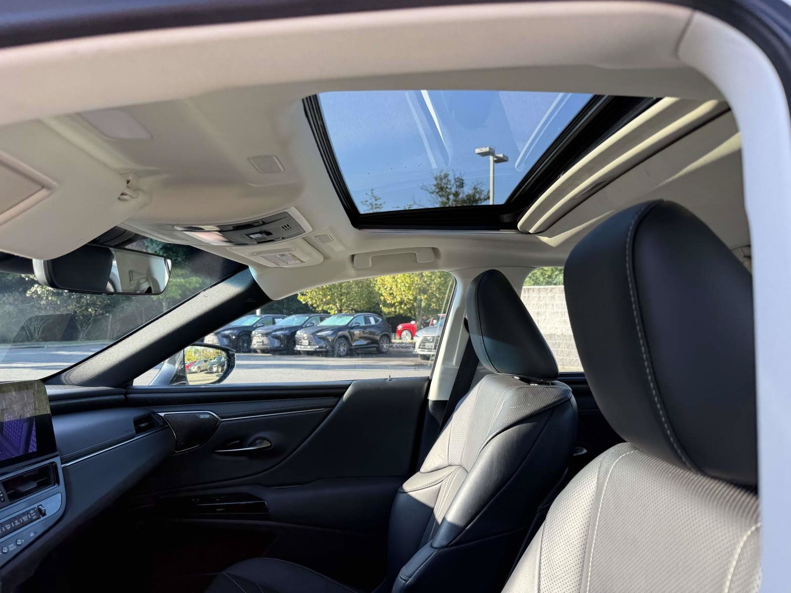Used 2024 Lexus ES 300h Ultra Luxury w/ Accessory Package (Z2) FWD image 20