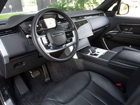 Used 2025 Land Rover Range Rover SE AWD/4WD image 3