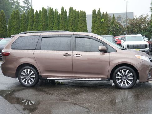 Used 2019 Toyota Sienna XLE AWD/4WD image 4