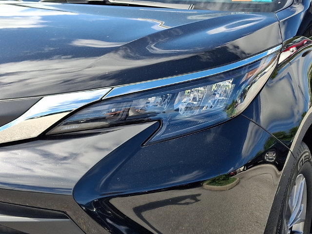 Certified 2025 Toyota Sienna LE AWD/4WD image 9