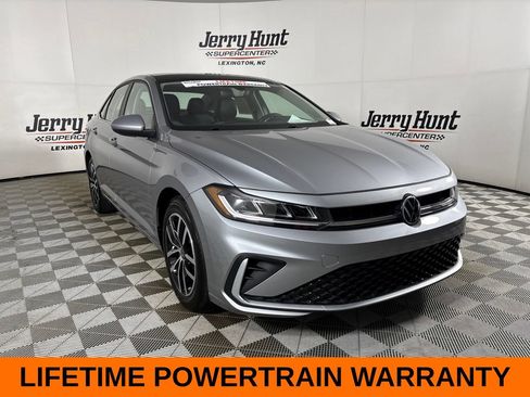 Used 2025 Volkswagen Jetta SE w/ Sunroof Package FWD image 4