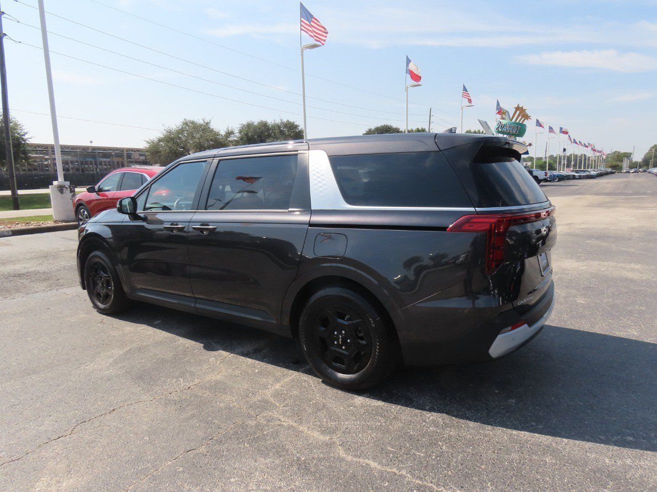 Used 2025 Kia Carnival FWD image 16