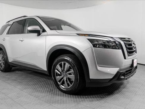 Used 2025 Nissan Pathfinder SV FWD image 11