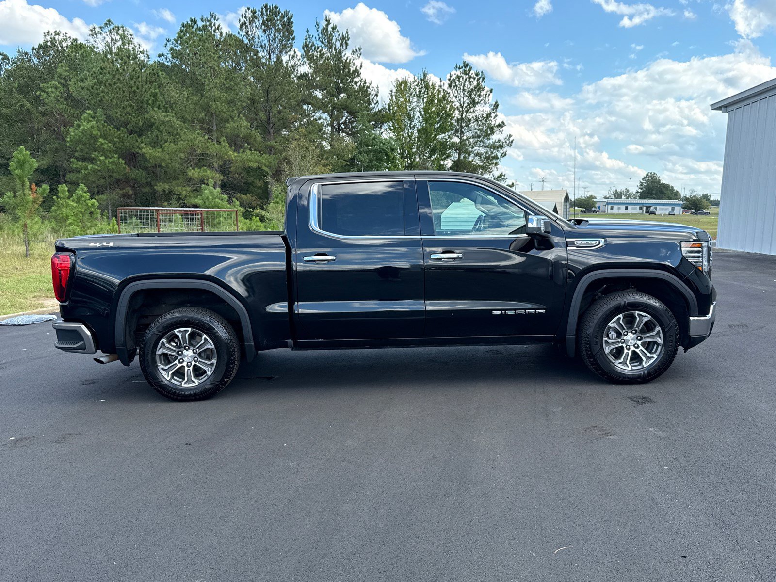 Used 2025 GMC Sierra 1500 SLT AWD/4WD image 4
