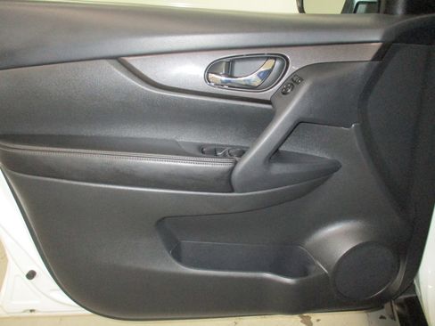 Used 2018 Nissan Rogue SV image 13