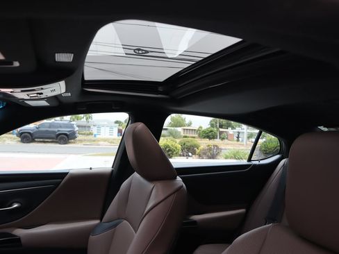 Used 2023 Lexus ES 300h w/ Premium Package FWD image 33