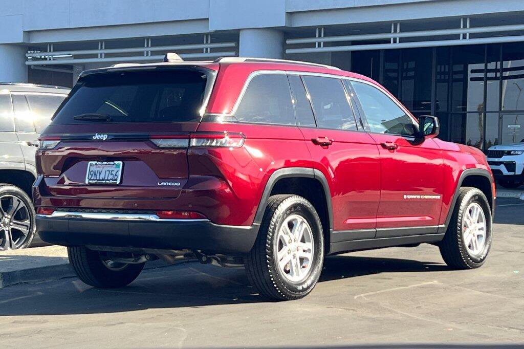 Used 2024 Jeep Grand Cherokee Laredo w/ Luxury Tech Group I RWD image 4