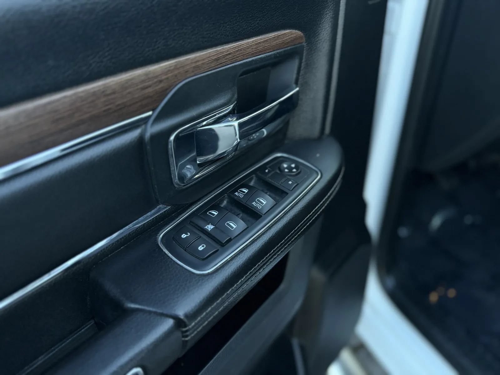 Used 2017 RAM 1500 Laramie AWD/4WD image 25