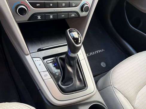 Used 2017 Hyundai Elantra Limited image 26