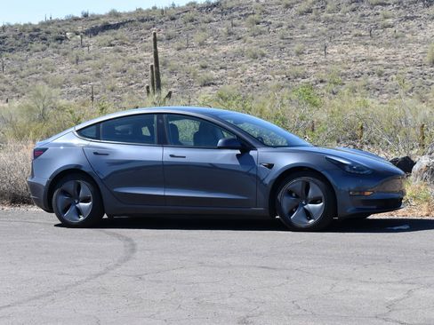Used 2022 Tesla Model 3 Long Range AWD/4WD image 3