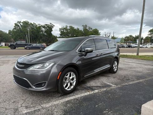 Used 2020 Chrysler Pacifica Limited image 3