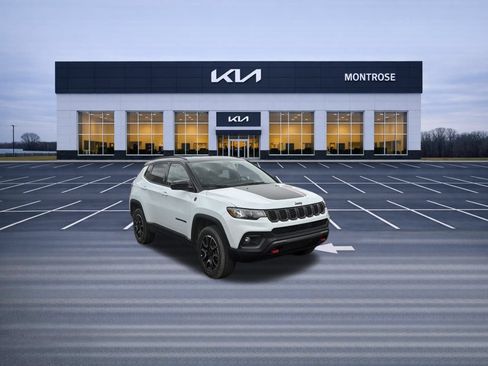 Used 2025 Jeep Compass Trailhawk AWD/4WD image 3