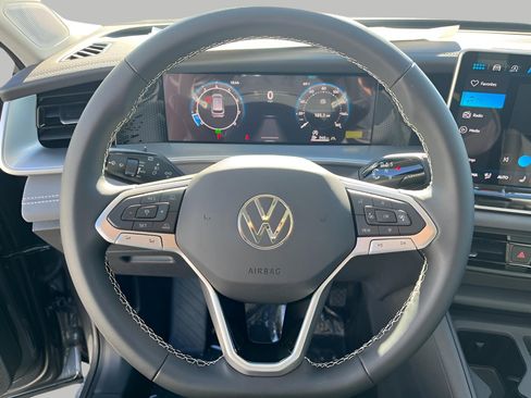 New 2025 Volkswagen Tiguan SE image 13