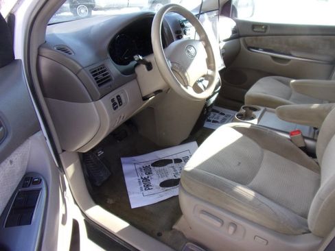 Used 2008 Toyota Sienna LE image 2