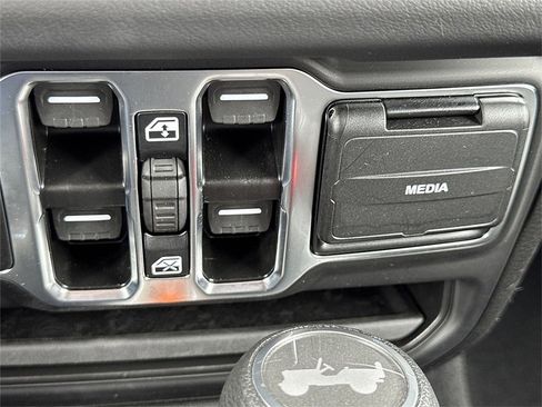 Certified 2025 Jeep Wrangler Sahara image 9