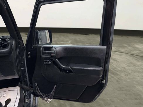 Used 2015 Jeep Wrangler Unlimited Sahara AWD/4WD image 19