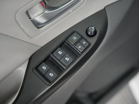 Used 2018 Toyota Sienna LE w/ Carpet Mat Package image 40