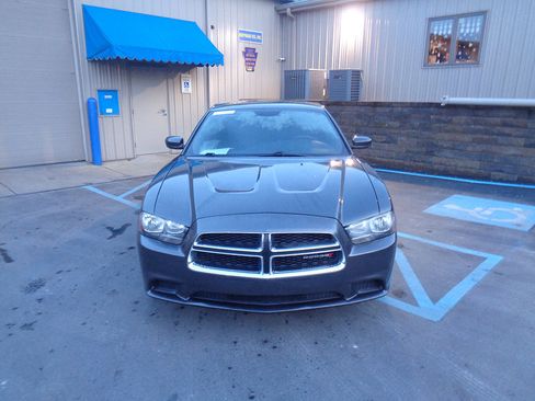 Used 2014 Dodge Charger SE w/ Sport Appearance Group image 2
