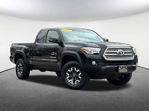 Used 2016 Toyota Tacoma TRD Off-Road w/ Premium & Technology Package image 2