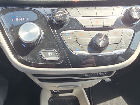 Used 2024 Chrysler Pacifica Touring-L FWD image 20