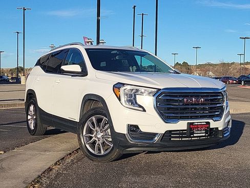 Used 2022 GMC Terrain SLT image 2