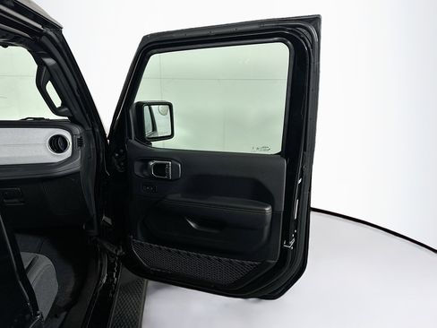 Used 2025 Jeep Wrangler Sahara image 32