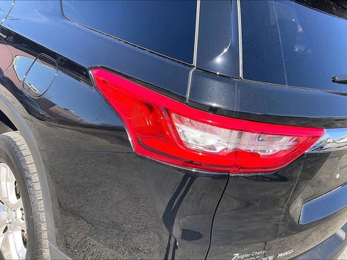 Used 2021 Chevrolet Traverse LT image 27