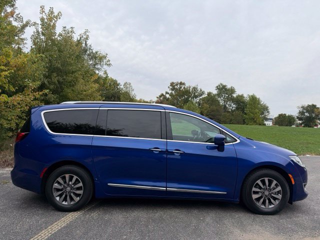 Used 2020 Chrysler Pacifica Touring-L FWD image 2